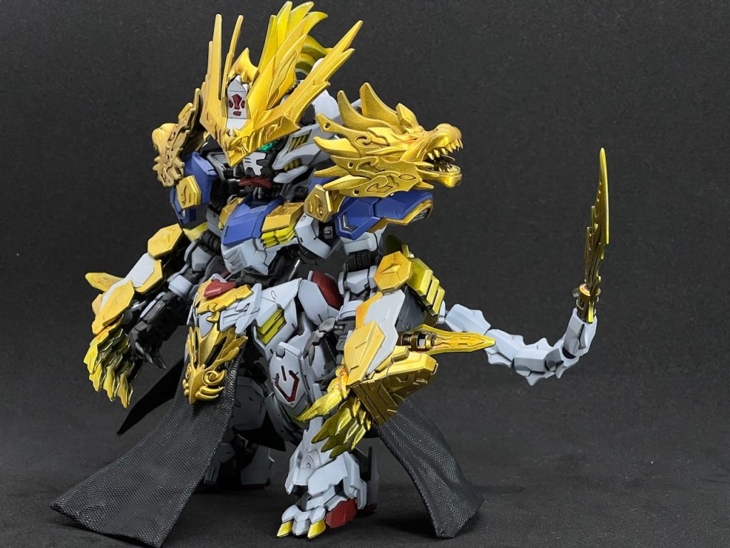 MGSDガンダムバルバトスはバルバトスのSD化商品としてとてもクオリティが高く、この頭身で馬超ガンダムバルバトスを作りたいと思い作成しました。馬超ガンダムバルバトスの所々に見られるルプスレクスの意匠や元のパーツを頭身の変更に合わせて大型化しています。