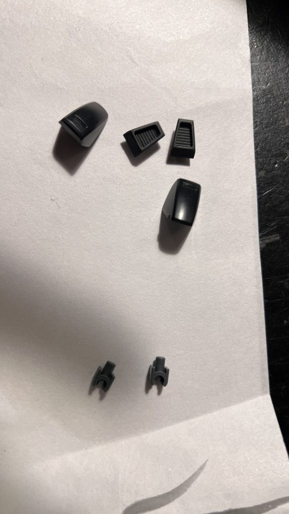 レギュレーションに合わせて、ガンプラのジャンクパーツを物色。hgザクの余剰パーツとデルタガンダムの変形用バインダーパーツからダクトを拝借して、肩パーツを作成。