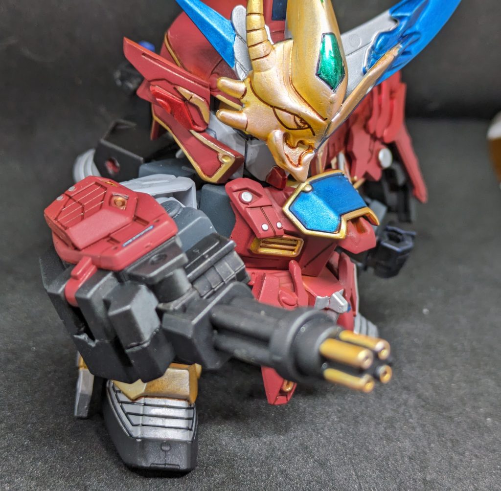 右肩アーマーはガトリング砲に