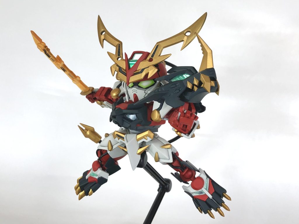 膝が曲がるのでポーズの幅が広がります破牙無礼怒(バキブレード)は延長してクリアレジンで複製しました