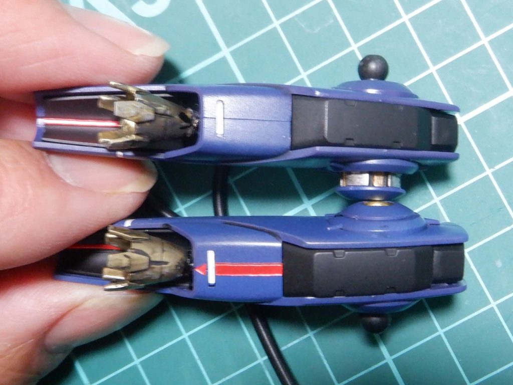 合わせ目消し。手を抜いてシールで消してます。カスタマイズマテリアル(3Dメタリックシール)を合わせ目各部に張り付けてみましたがとても綺麗にごまかせました。厚めのプラにシールが貼ってあるので多少の段差なら消せそうですね。