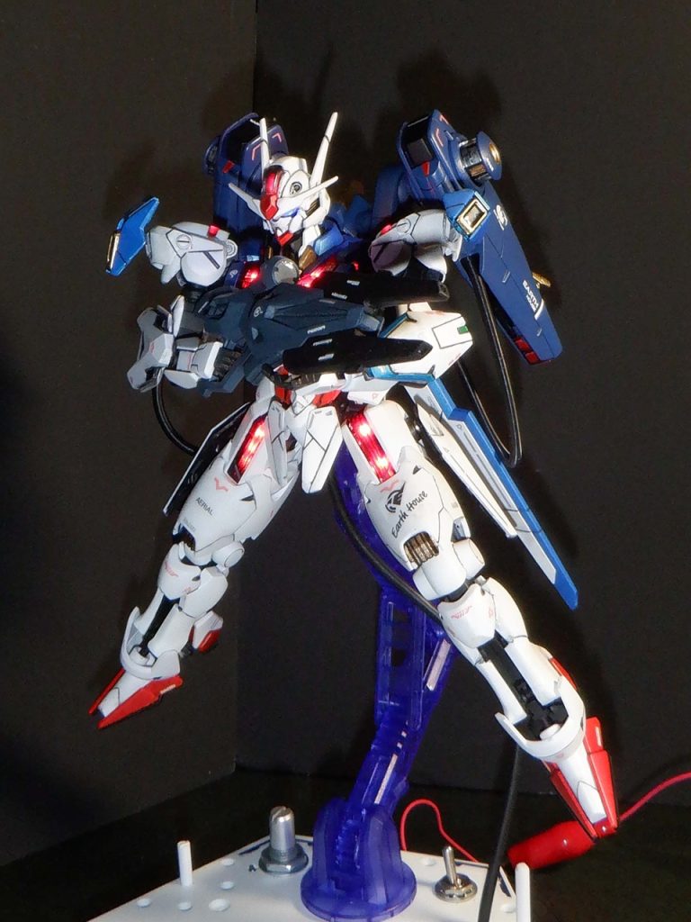 電飾はユニコーンでやめようと思ってたけど今回はキットの作りが良いので誘惑に負けました。シェルユニットは0.2mmのマスキングで模様作って裏から黒サフ吹いてます。本体ですが腰0.5mm延長、フロントスカート大型化、は良かったのですが、脚部のボリュームアップは失敗でした。太すぎて棒のような足に。やっぱり電装はメインカメラだけにしよう。最後まで見ていただきありがとうございました。