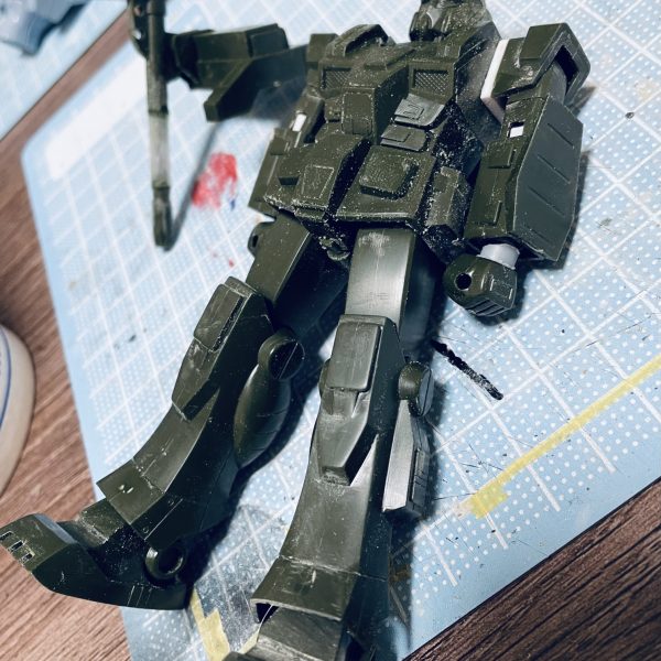 今年2度目のフルアーマーガンダムを作っています。肩アーマーW＋2mmキャノンL＋15mm首・肩・足首をP.C.化捨てサフ吹いたところで膝のモールド復元し忘れに気付きましたw（2枚目）