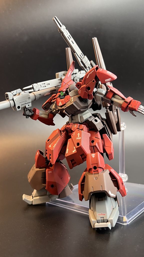 後ろのライフルはそのまま前へ可動します。付属のデカールを使わずエゥーゴのデカールを貼ればもっと寄せられたかもしれませんね…