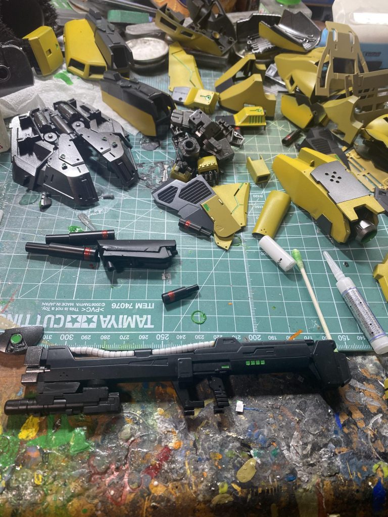 背部腰アーマはサザビーから移植してます。ビームライフル下部には対ファンネル用拡散ランチャーを装備。