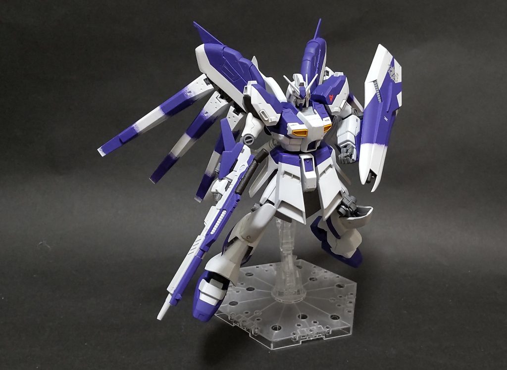 俺と同世代の人なら分かってくれると思うんですけどね、Hi-νガンダムがガンプラとして立体化されるっていう当時の期待値はそりゃー凄かったんですよ。でも出されたのが公式設定デザインの旧MGだった訳ですよ、ええ。まるで歳上貧乳から年下巨乳キャラに変更されたような絶望感。どっちがいいとかいうレベルじゃねぇ。あまりに別物すぎた。そうじゃねぇ、そうじゃねえんだよバンダイ!