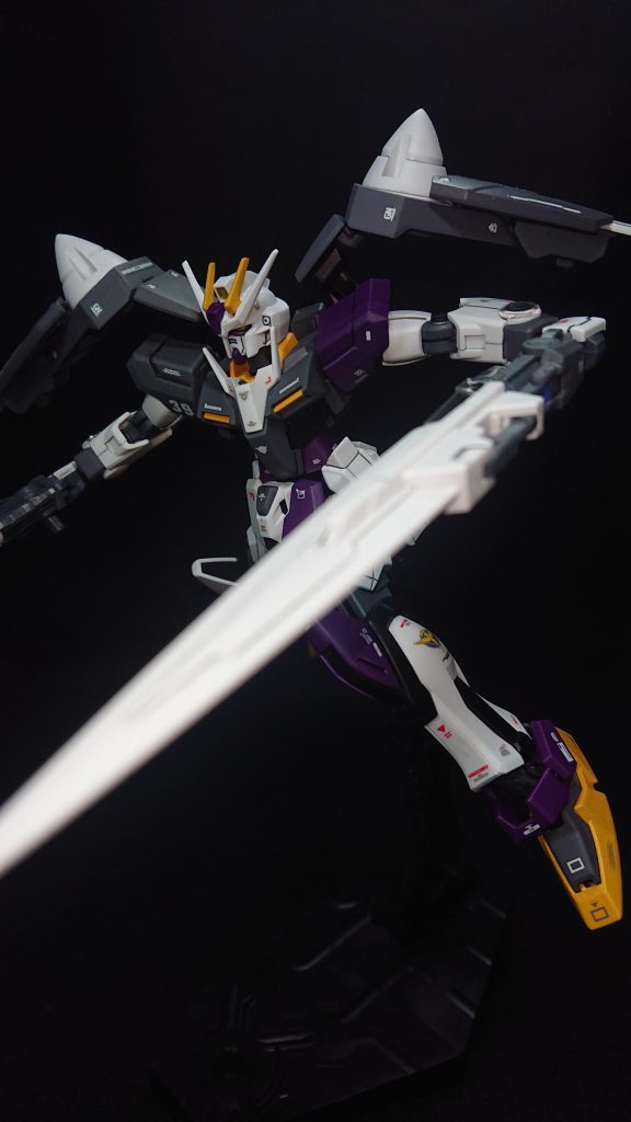 カラーリングは成型色のホワイトとジャーマングレイで落ち着いた感じにまとめて、ワンポイントでキャメルイエローを入れメリハリを出してみましたそれとこれまでは、対角線になるよう色を入れるなどいろいろ試してきましたが、今回新しい試みとして左半身に煩くならない程度にラベンダーを入れてみました派手過ぎない落ち着いたカラーリングの中に少しでも個性が出せればなと考えています