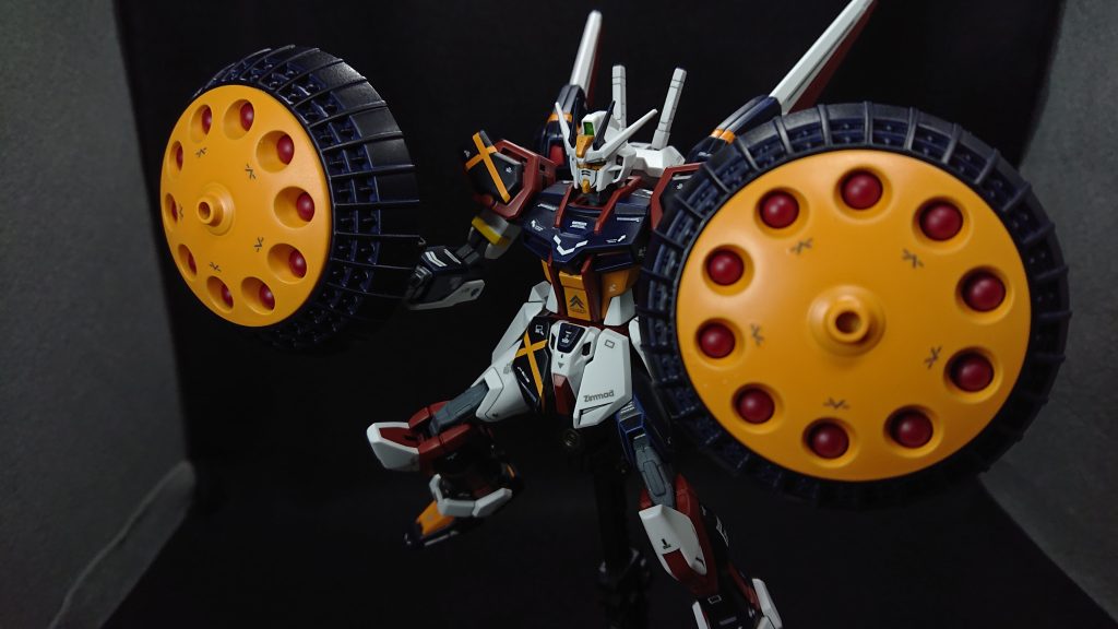 機体名の「バックラー」は西洋の盾の一種で、今回のメイン武装であるミサイル・シールドから連想してきました