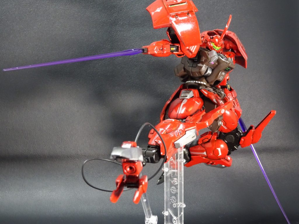 プロポーションは変えていませんが、頭部は削り込みました。デカールは水星の魔女3をたくさん使っています。