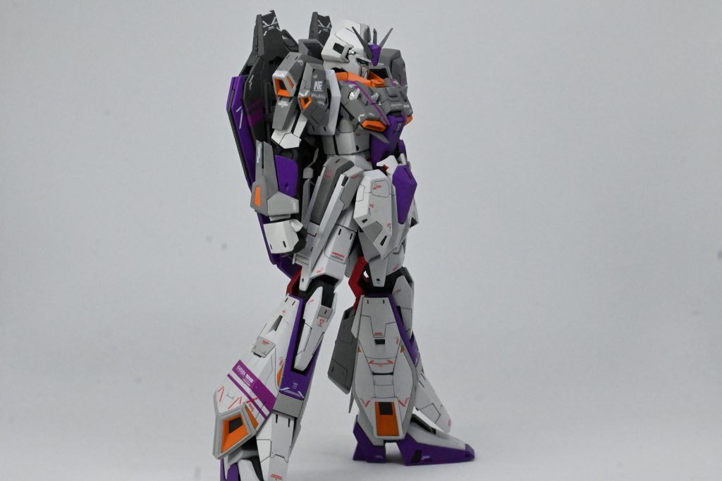 白背景　　設定でほとんどの部位がホワイトですが、上半身グレー多めで制作しました。