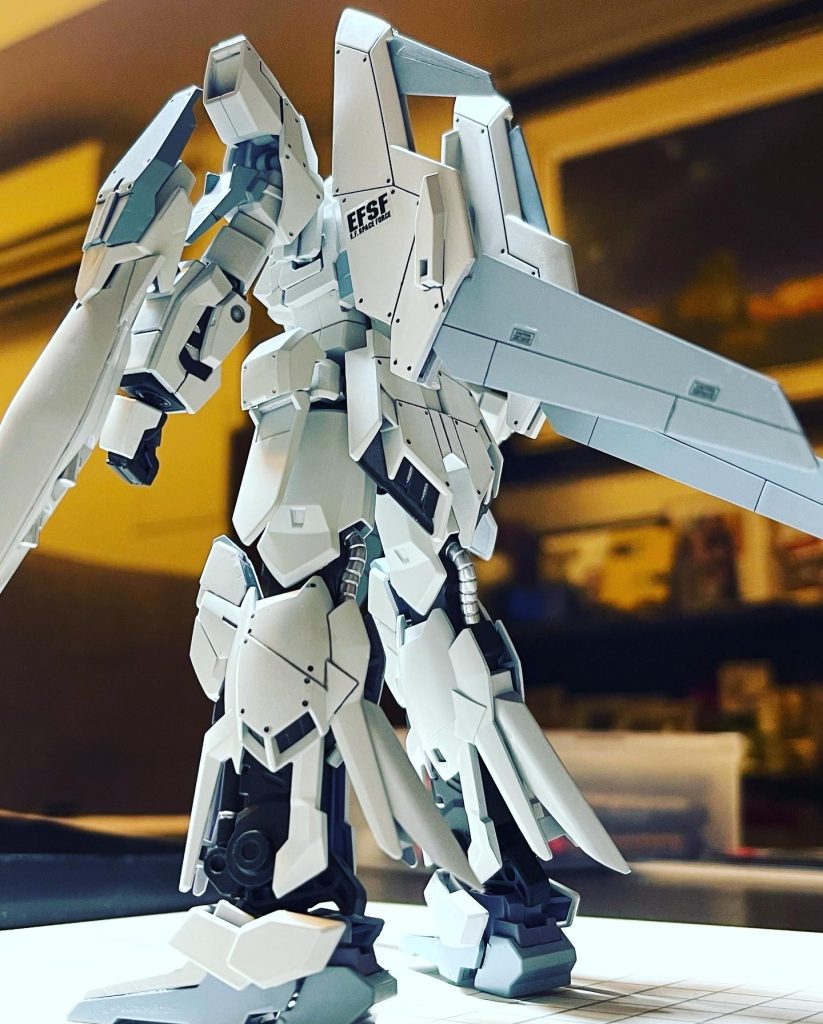 背部。塗り分けもスジボリもまぁ及第点 戦闘機の主翼感もうまく表現出来たかなと思います! このデルタプラスをプレゼントしたデザイナーの友人がカッコ良く撮影してくれました。 撮影編をご覧ください!!