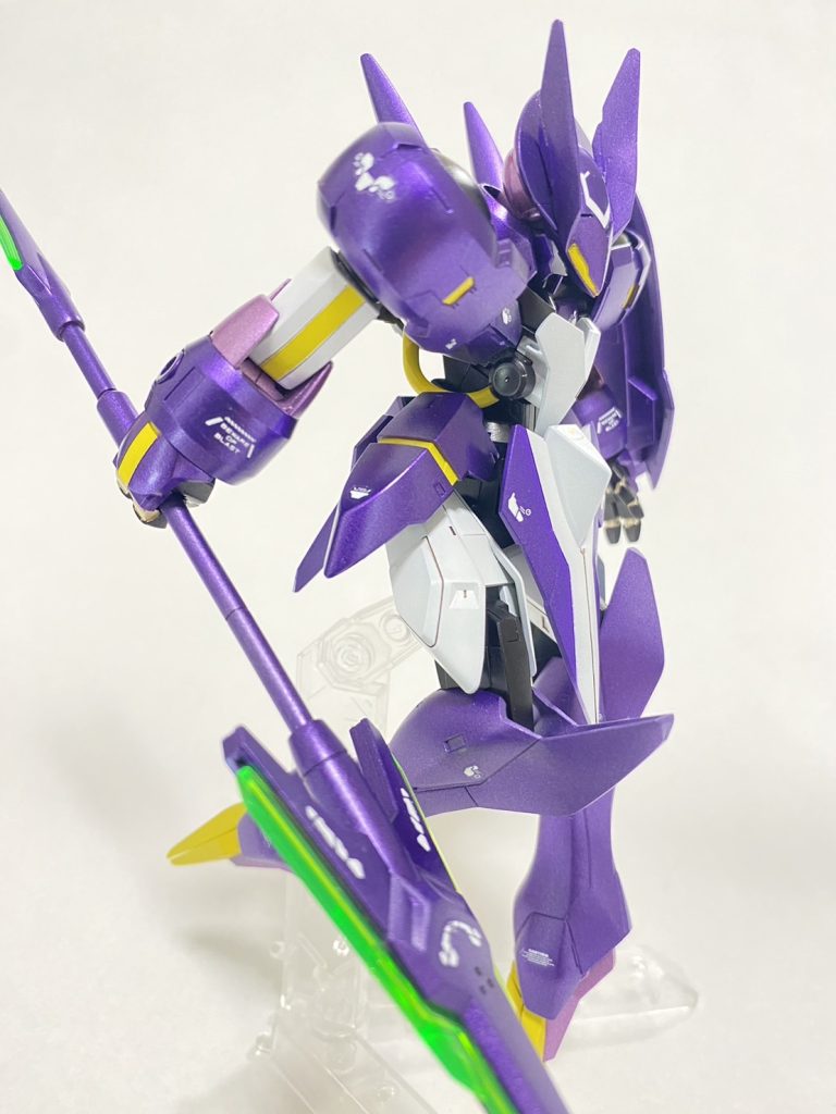 カラーリングについて、黒、赤、金とかの王道悪役配色と迷ったのですが、これはこれで良かったかな、と満足してます。