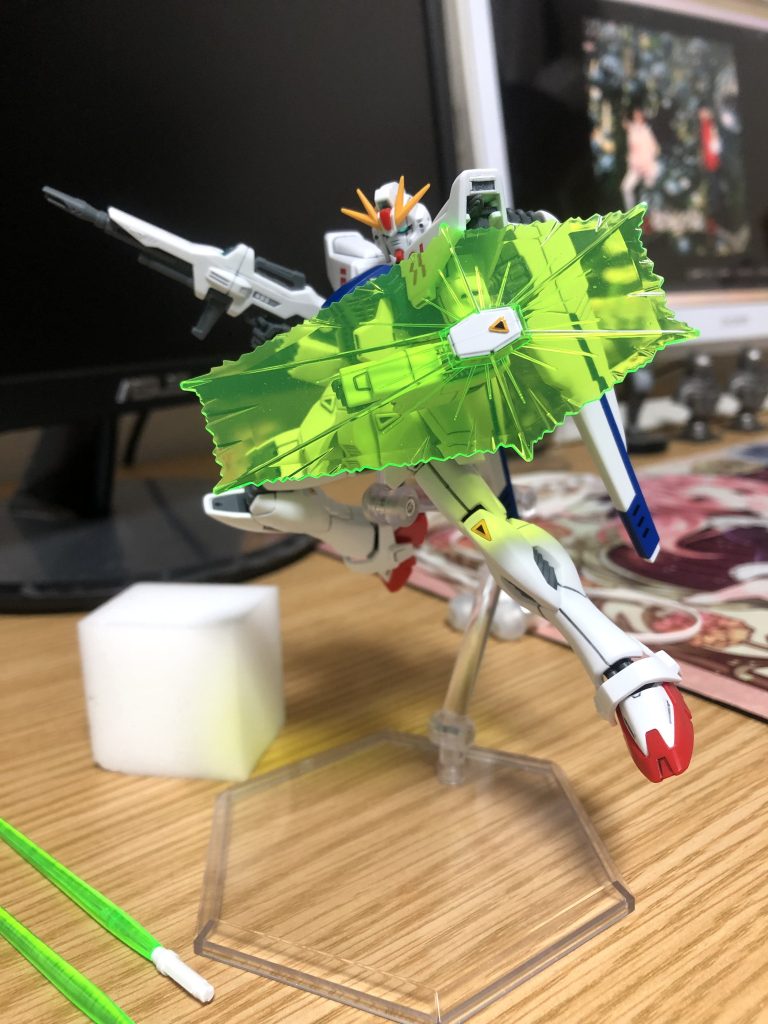 ビームシールドを構えて。よく見るようなポージングで、サーベル、シールド共に綺麗な蛍光カラーで気に入ってます。