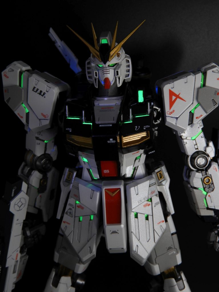 グリーンのサイコフレームは蛍光イエローグリーンに。