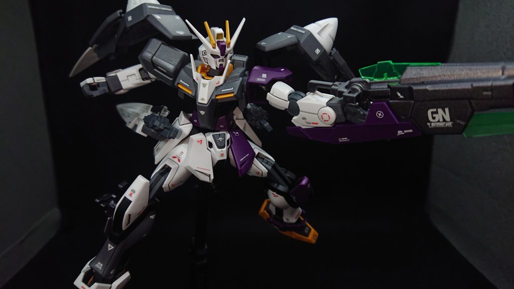 今回のお気に入りポイントは“機体カラー”と“色のバランス”です仮組の時点ではライトブルーでの塗装を予定していたのですが、青系で塗装するとどうしてもダブルオーのイメージが強く出てしまうことに気付いたので、メインカラーはジャーマングレイに変更しました合わせる色は“派手過ぎず”“個性的で”“今まで合わせたことが無い色”の3つのキーワードからラベンダーを選びました特にラベンダーの配色が気に入っていて、左半身に程よく塗れたのが今作一番の成功でした今後のストライク改造でも多用していきたいと考えています では、最後までご覧いただきありがとうございました