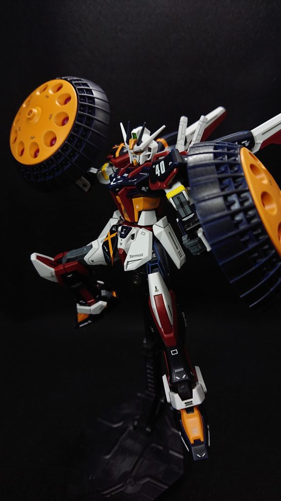 今回のお気に入りポイントは“機体コンセプト”と“カラーデザイン”です特殊な兵装、戦闘スタイルのストライクは久しぶりな気がしますビルドシリーズでギャンの戦いを見てから「盾で殴りに行くその戦法をストライクに取り入れたい」と考えていたところ、運よくヴァリュアブルポッドを購入できたので作ってみました素手で戦う格闘機よりも盾があることで安全マージンを取りつつ、拳よりも当たり判定の広い盾で殴り倒す戦法は意外に理に適っているかなと考えています本当はもう少しギャン要素を取り入れたかったのですが、ストライクに落とし込むのはなかなか難しかったので、戦闘スタイルと盾だけを頂くことにしました機体カラーは、40機目という節目の機体なので何か特別なことがしたいと考え、マスキングを使った色の塗り分けで簡単なデザインを入れてみました思った以上に綺麗にでき、良いアクセントになりました今後も入れられそうなタイミングがあれば挑戦してみたいと考えていますでは、最後までご覧いただきありがとうございました