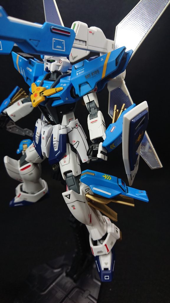 今回のお気に入りポイントは“機体カラー”です最近のストライクは暗めの色が続いていたので、どうしても明るい色で塗装したいという気持ちがありましたなので、メインカラーをスカイブルー、差し色にキャメルイエロー、後はブルーとブラックを少し入れて全体のバランスを取るようにしてみましたマンネリ化しないよう、少しでもイメージを変えられたらなと考えています前回のストライクに引き続き、本機も両肩に簡単なデザインを入れてみました簡単なモノですが、程よいアクセントになっていると思いますでは、最後までご覧いただきありがとうございました