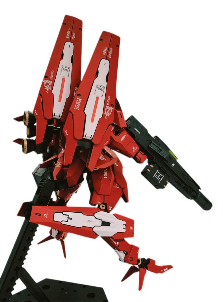 以下、設定的なものです💦ルブリスウルをベースにソーンの余剰パーツを「継ぎ当て」て作られた急造のMS各部スラスターの追加、機体上下パーツの組み替えや背部装備を左右非対称に懸架するなど、あえて重量バランスを崩す事で、トリッキーな戦闘機動をとることが可能反面、卓越した操縦センスが要求されるピーキーな機体である