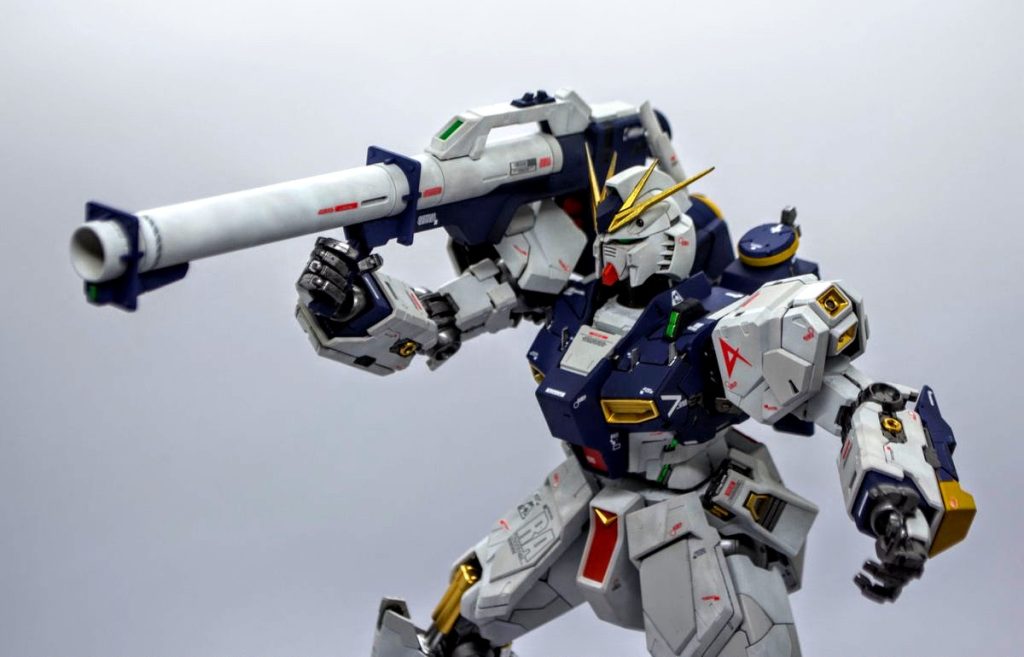 次にバズーカを装備させてみました。大型の武装を持たせるとやはり迫力が出ますね。