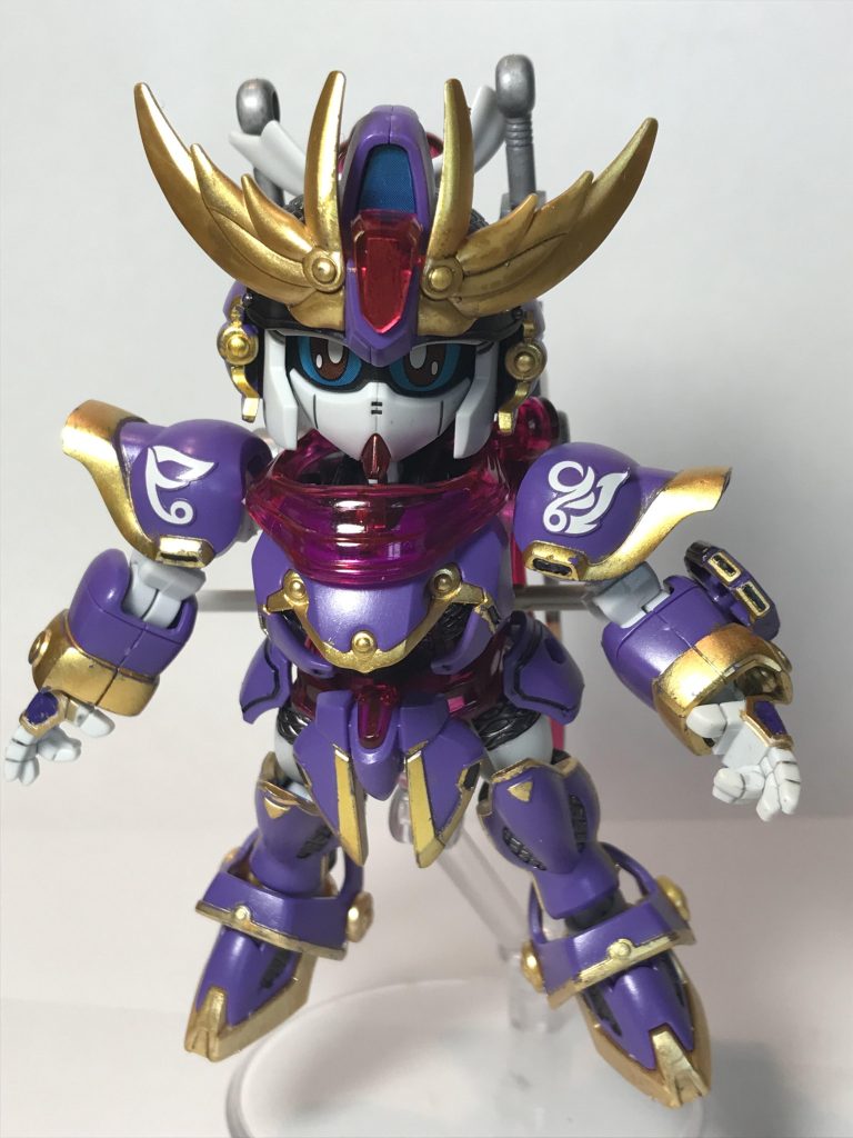 正面から。可愛さと凛々しさが併存する顔つきが好きです。塗装は、ガンダムマーカー筆塗りの部分彩色です。ガンマカのイエローゴールドはSDに欠かせませんね。ただこの塗り方だと塗膜が弱く、撮影中にもどんどん剥がれてゆきました…。補修せねば。