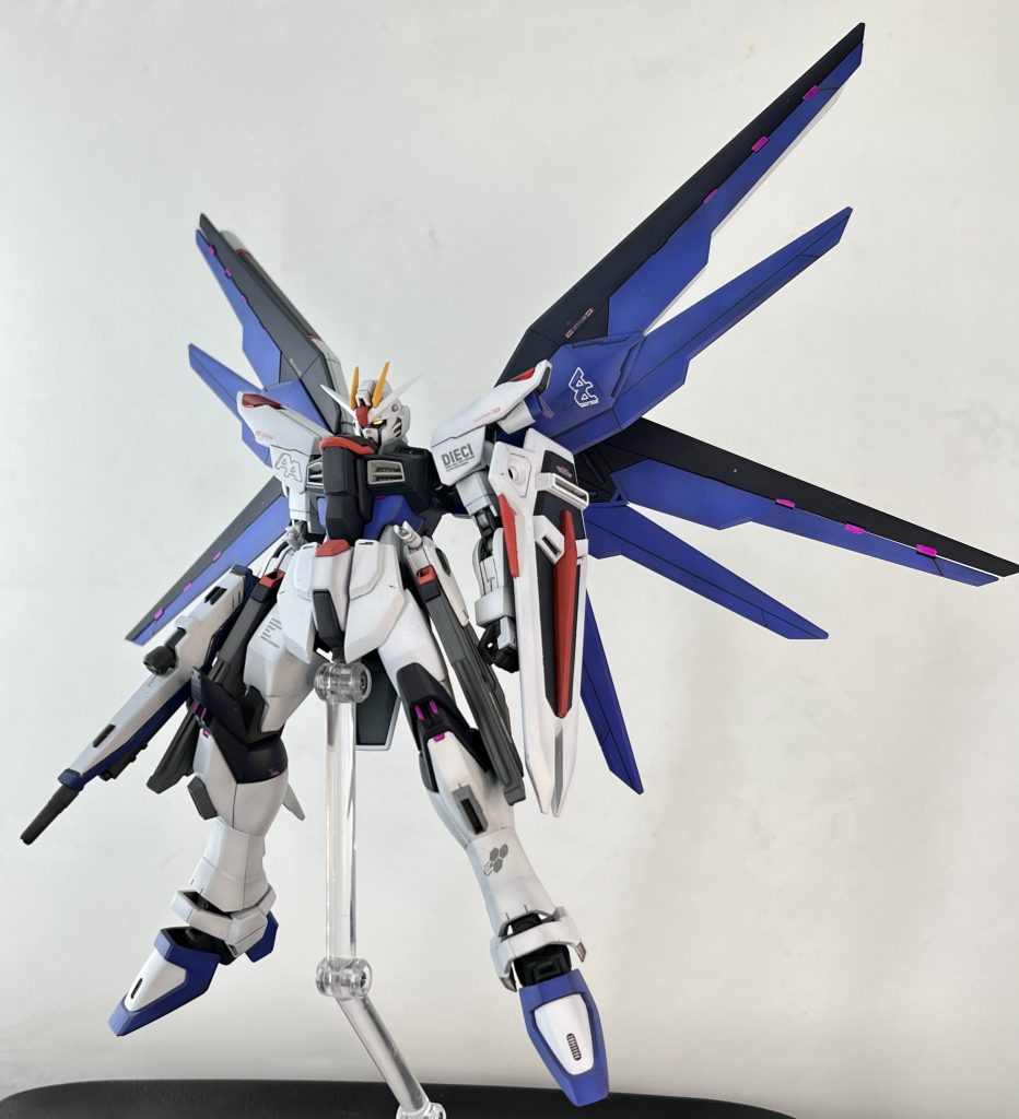 舞い降りる剣  なかなかカッコよくできたのではないでしょうか！ピンクの差し色とピンクのデカールがチャームポイントです😆