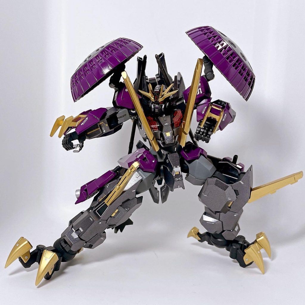 ルブリスウル自体の可動も良好ですが、重量級なので接地性抜群のアメインゴーストの足がポージングにも一役買っています♪基本的には「鬼闘術(きとうじゅつ)」と呼ばれる接近戦を得意としていますが…