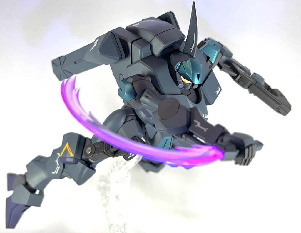 高速機動からの切り掛かり的な。バイザーとビーム刃は蛍光塗料使いました。