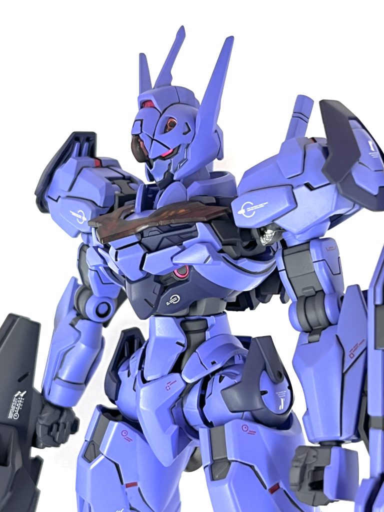 バストアップ。頭部には真ん中にブレードアンテナ追加して3本角にしました。頭部シェルユニットの裏側からはメタリックレッドを吹き、パーメットスコア上昇時の発光表現を追加してます。