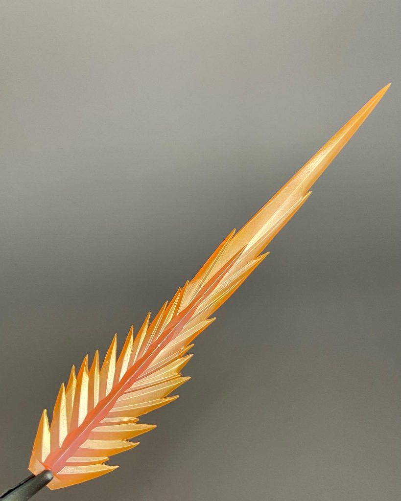 ビームソードエフェクトパーツ。トゲトゲをそれぞれシャープに削り込んでいます。クリアーホワイト、クリアーイエロー、クリアーオレンジでグラデーション塗装。仕上げにムーンストーンパールを吹き、光で輝く質感に。