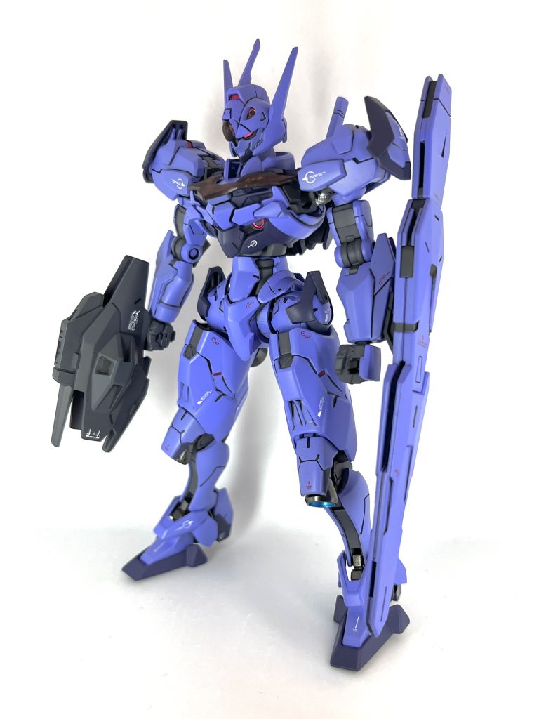 前面から。前作「エイヴァーツ」は非GUND-ARMってことで作ったので、今回はそれをガンダムとしてもう一つ作ろう、みたいな形でスタートしました。地球にあるルブリスの派生機の1つ、みたいな感じで設定色々考えてたんですけど、ダラダラ作ってる間にルブリスアノクタとかいう機体カラーそっくりのルブリス派生機が出てきてしまったもんで…今後のヴァナディースハートの展開次第では、ルブリスからアノクタを作る過程で生まれた機体の1つ、みたいな設定にしようかな…とか思ったり