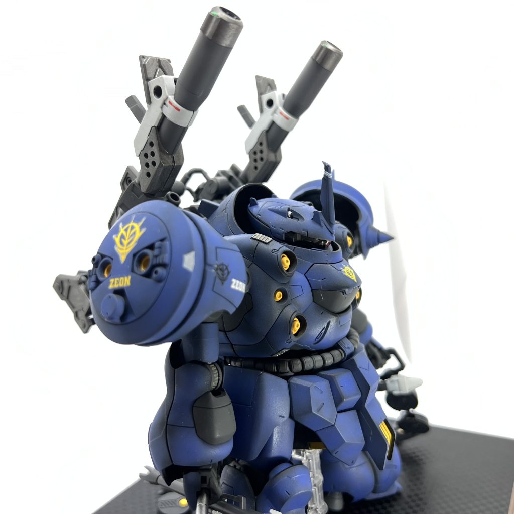 ベースはHGのガンダムグシオンです。ちなみに、ケンプファーのパーツは一つも使っていません。ビルダーズパーツのレドームを使用し大型化した肩、そしてそこに輝くジオンのエンブレムがお気に入りです。