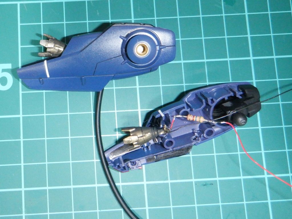 ミラソウル社製フライトユニットは大きいので抵抗入れています。内部に配線通そうとも思いましたが、スプリングを使用して外で配線しました。ブースター部はLED仕込むために大型化しました。