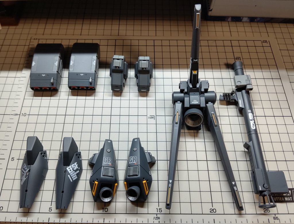 アーマー部が最初に完成しました。面積の多いパーツがいくつかあったので今回は水転写デカールの斜め貼りにも挑戦しました。