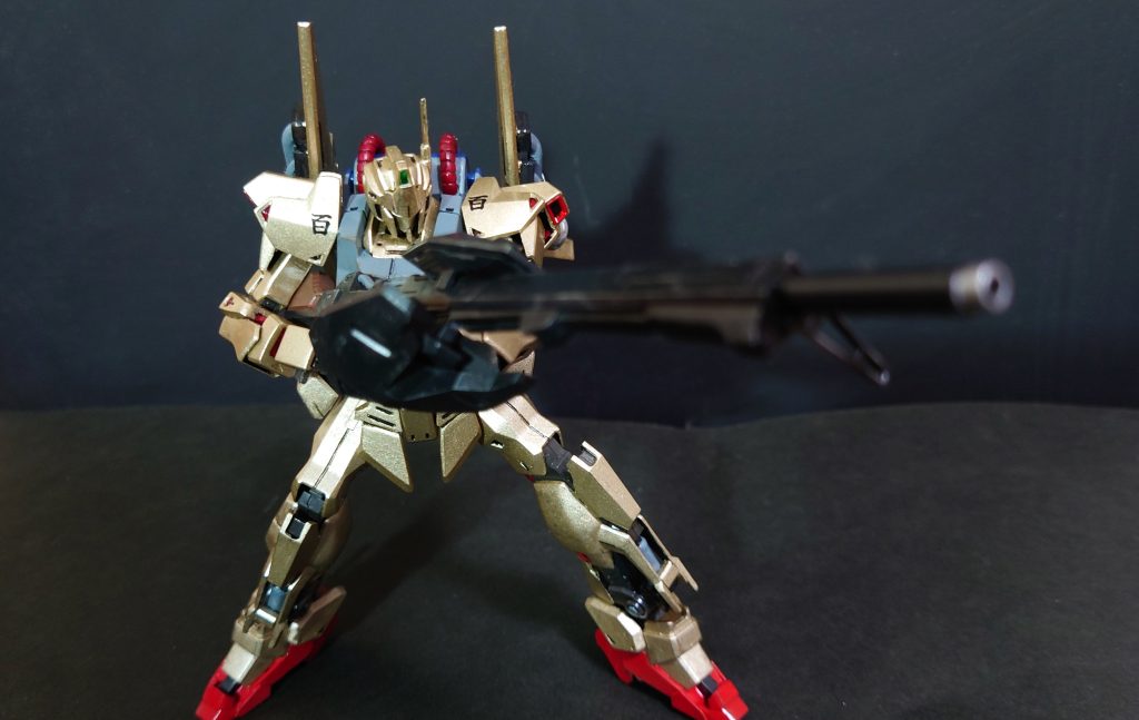 ライフルは付属のビームライフルにクレイバズーカをくっつけてジャンクやプラ板、プラパイプなどで作ってます。