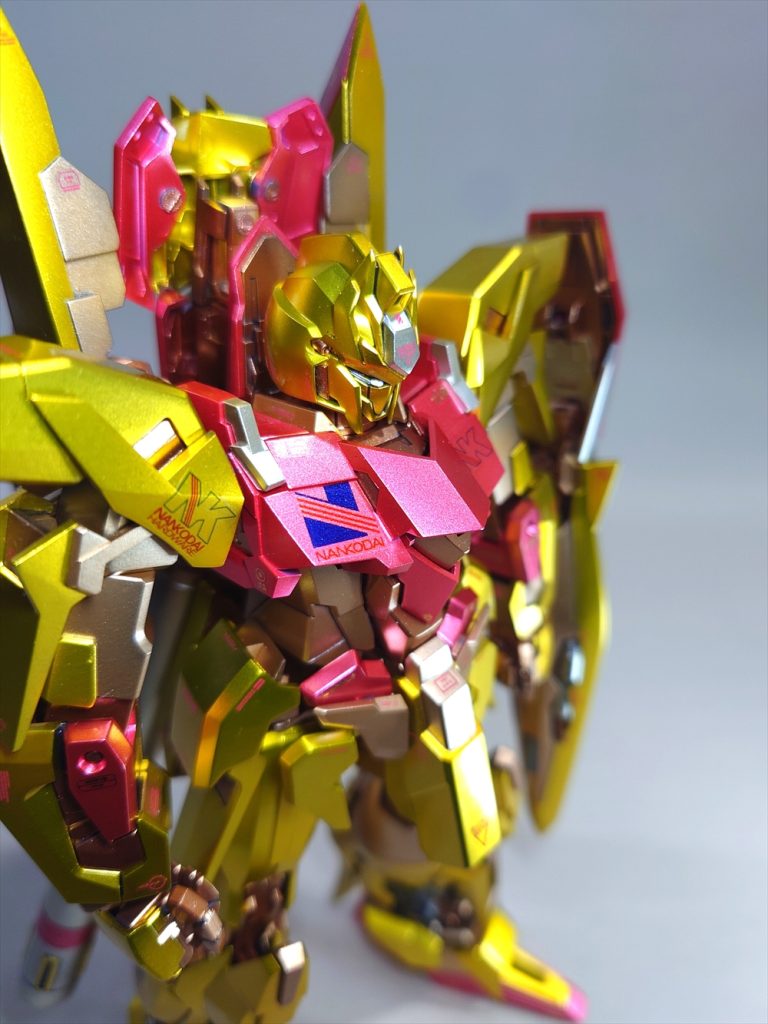 デルタプラスを百式カラーに置き換えるだけならやっている人も多かったため、胸部などの紺色はメタル調のプラムカラーに。