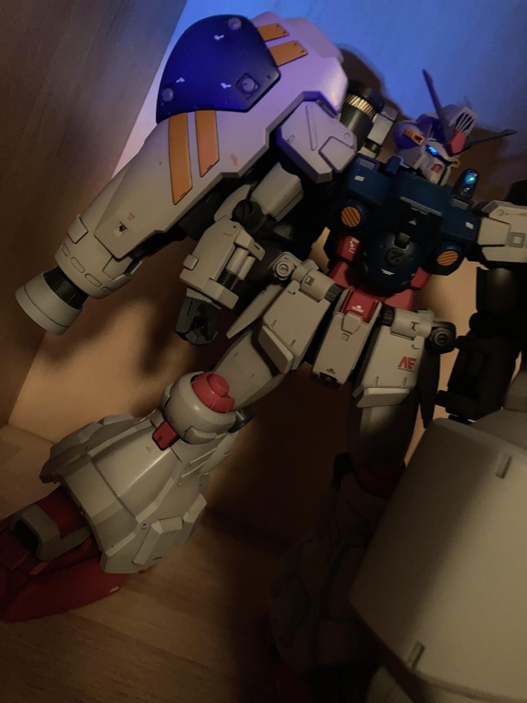 目つきを悪くバンカラみたいなイメージで(古