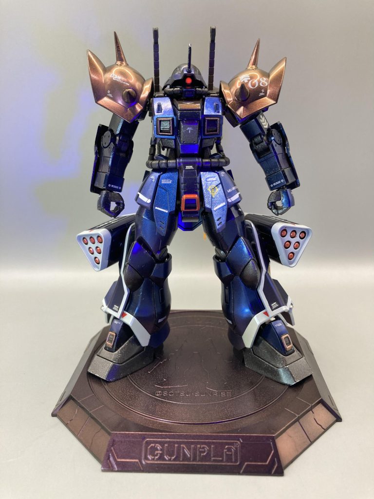 素立ちショット。グロスメタリック塗装ながら、すこーしの汚しが我慢できなくてメタリックウェザリングを施しております。肩のスパイクはキットのものそのものを磨き出し。かなりトゲトゲして悪役らしいでしょう!?(´∀`)