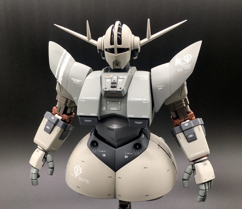 主な改造箇所は首の延長と頭部へのボールジョイント接続。肩アーマーの大型化。腹部の前後幅詰めによるダイエット。胸部ダクトの短縮。