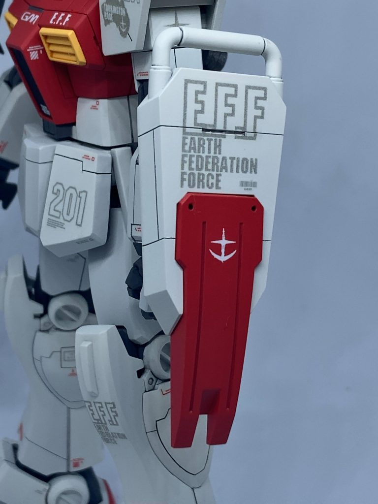 陸ガンシールドは素組みです。配色はUC版になぞらえてレッドで塗装。地球配備の機体なので、自作デカールからEFFをチョイス。