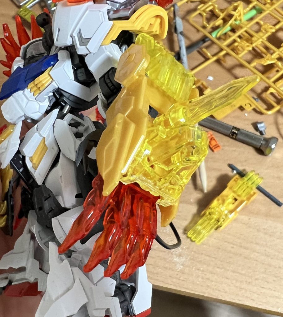 龍脚装にも悟空インパルスガンダムのパーツを使用し、ルプスレクス感が出るようにしました。馬超バルバトスガンダムでは肘辺りに接続するようになっていますが、肩と干渉するのを避けるために手の甲に穴を開けて接続しています。