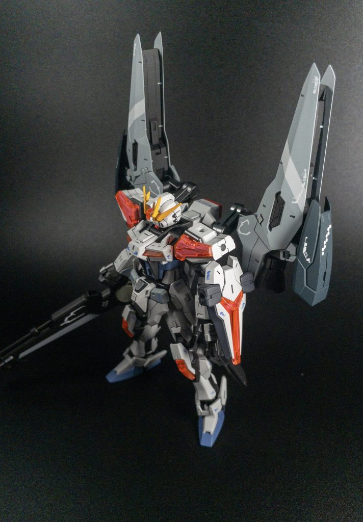 ビルドストライク本体は股関節部分をHG関節と入れ替え、肩アーマーはプラ材でストッパーを制作。他はスジ彫り等でディテールアップし、ヤスリがけは800番で仕上げました。全塗装しつつ最近ハマっているガイアカラーの半光沢で塗装しています。