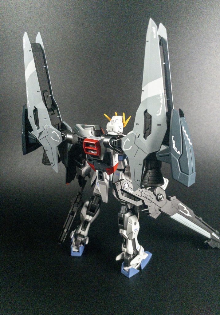 バックパックはテルティウムアームズのブースターをピンとジャンクパーツで接続。ブースターの基部が稼働するので動きがつけれます。