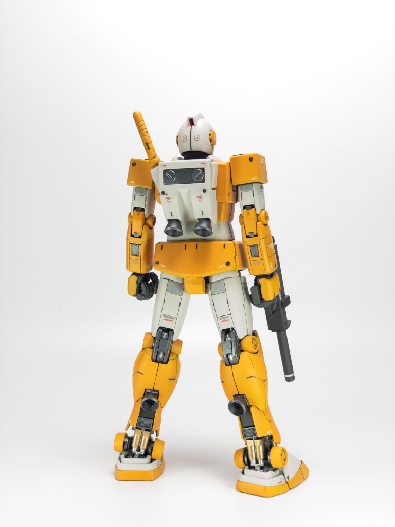 腕部：肩アーマーをプラ板で制作、そのままでは胴から離れてしまうので胴に近づけるよう肩側の接続部を貫通させました。