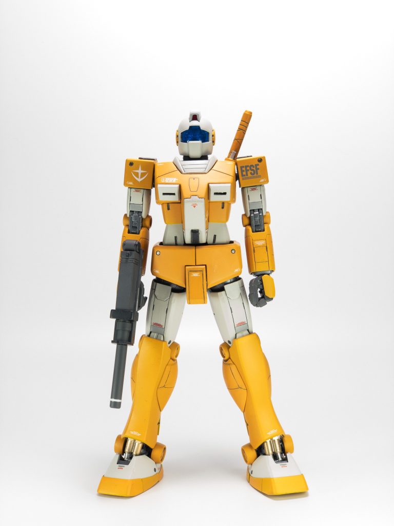 胸部：コックピットハッチとインテークをプラ板でライトアーマーの形に変更、前後に分割されてる襟を一体化、胸部と腰の接続位置で１ｍｍ延長。