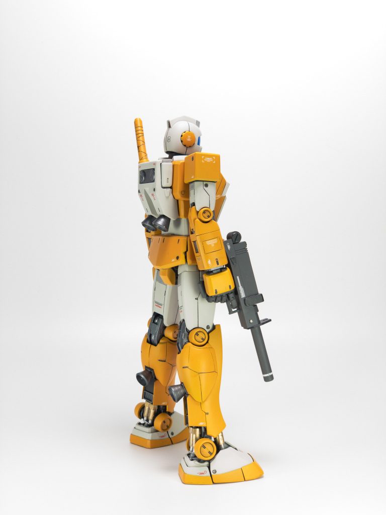 脚部：アンクルアーマーを切除しバーニア追加。武装：ビームライフルはプラ板プラ棒で制作しグリップのみジムの物から流用。