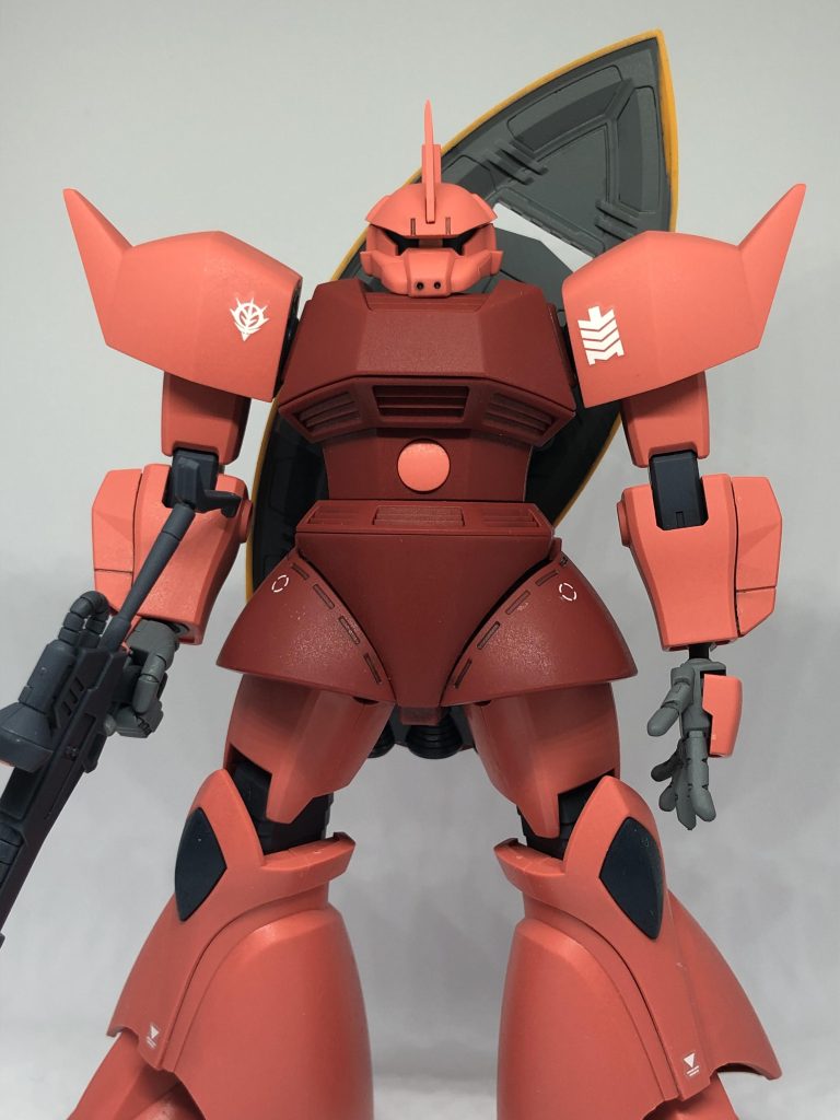 使用デカールは、ガンダムデカールのジオン系④です。全体をシンプルにまとめたかったため、アクセント程度に留めています。部分塗装はシールド裏と掌のグレーのみです。キット付属の平手は、大きく感じたためビルドナックルズ丸の平手に交換しました。径が合わないため両面テープで取り付けています。