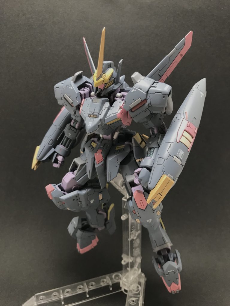 今回カラーリングは過去作のバルバトスを自分でパクりました。わかりやすく悪役っぽい色の組み合わせですね ディテールアップも頑張りました 色分けを計算して線を入れたりちょこちょこ工夫してます