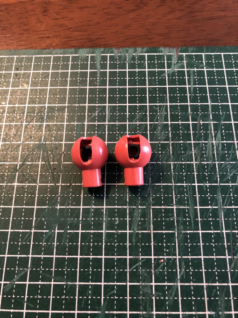 腕の付け根の改修作業。垂直に腕が下がるよう切り欠いてます。また合わせ目消しも同時に行いました。肩など目立つ箇所も合わせ目消し処理をしましたが、跡が残り、うまくいきませんでした。