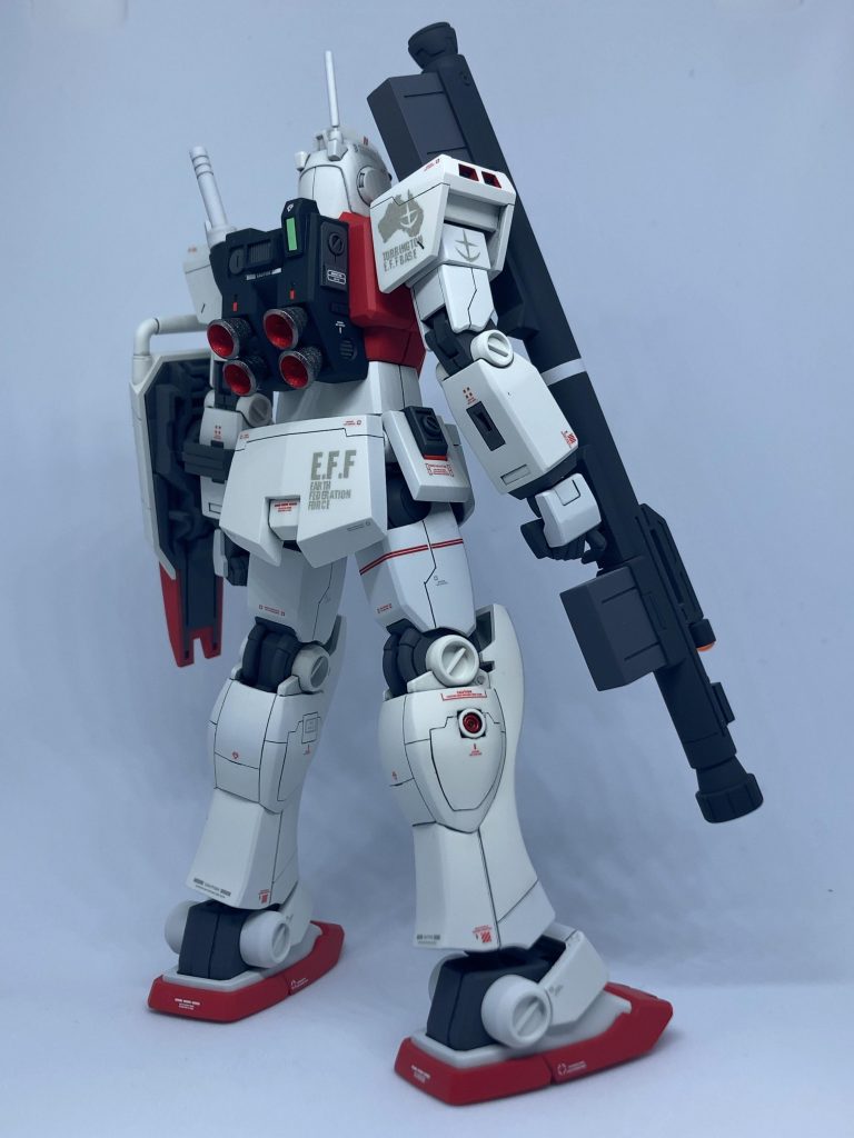 リアビュー脹脛のデザインとスジボリをUC版の設定画を参考に改修再現しています。陸戦仕様とはいえ、こんなちっちゃなスラスターの追加だけで動けるんでしょうか…。リアスカートもゼータ版から意匠変更されてるので、プラ板でリファインしてます。