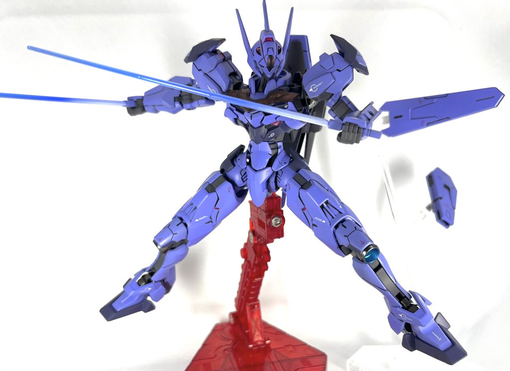 ガンビット展開しながらビームサーベル二刀流。(本当はガンビット3基とも浮遊させたかったけどディスプレイスタンド1セットだとできませんでした)